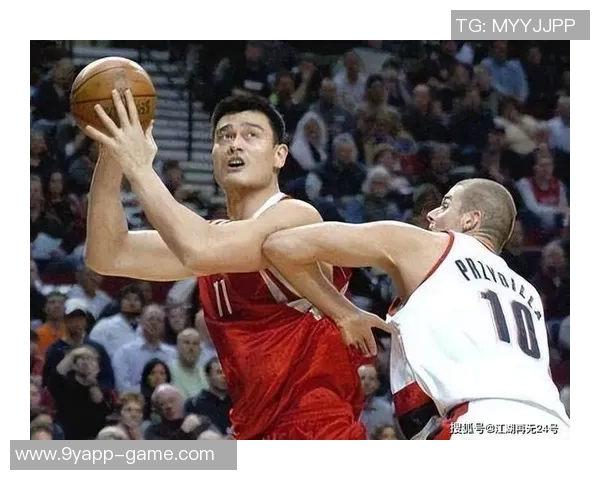 姚明NBA首秀表现平平10分36秒仅得0分2板3犯规令人惋惜